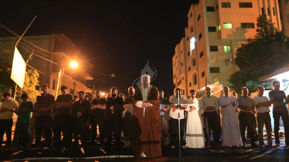 بالصور:مؤسسة مهجة القدس تقيم صلاة تهجد لنصرة لشيخ خضر عدنان امام الصليب الاحمر فى غزة
