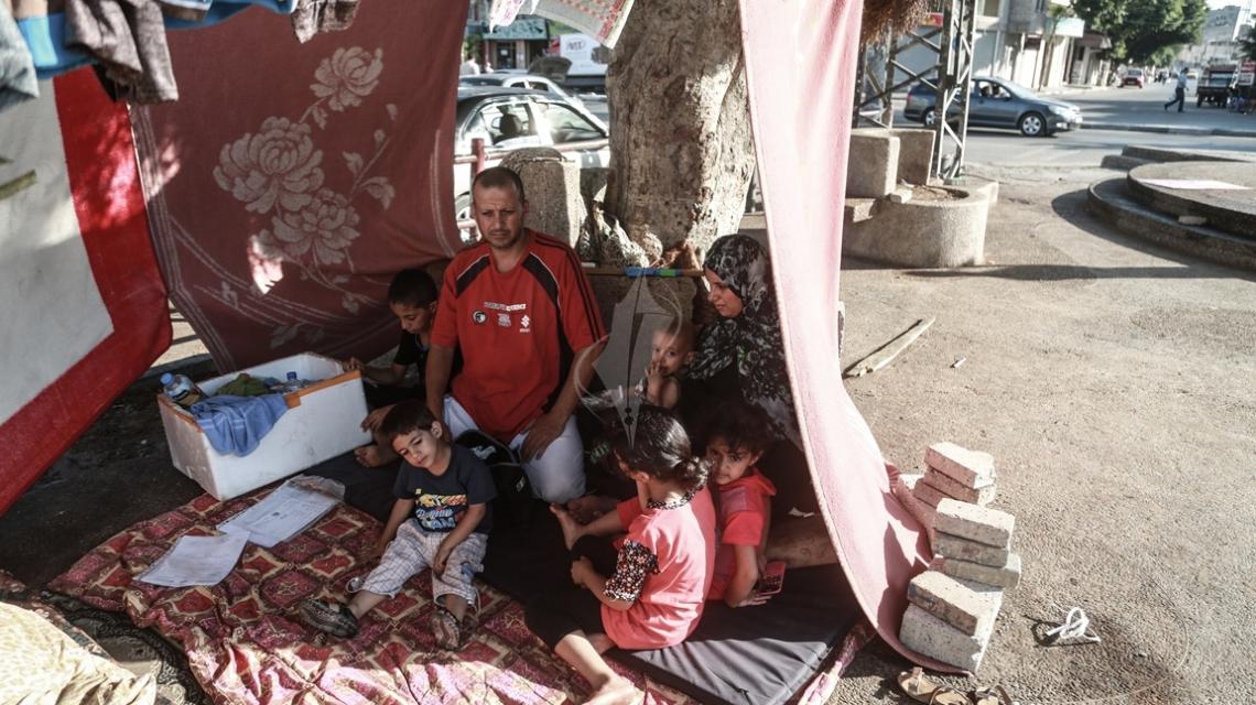 بالصور:عائلة من رفح تسكن الأسفلت في غزة
