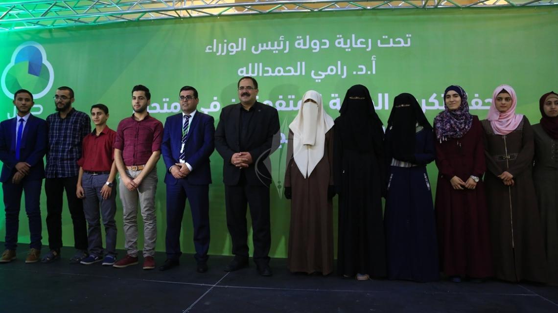 بالصور:تكريم شركة جوال لأوائل الثانوية العامة بغزة بحضور وزير التربية والتعليم د. صبري صيدم