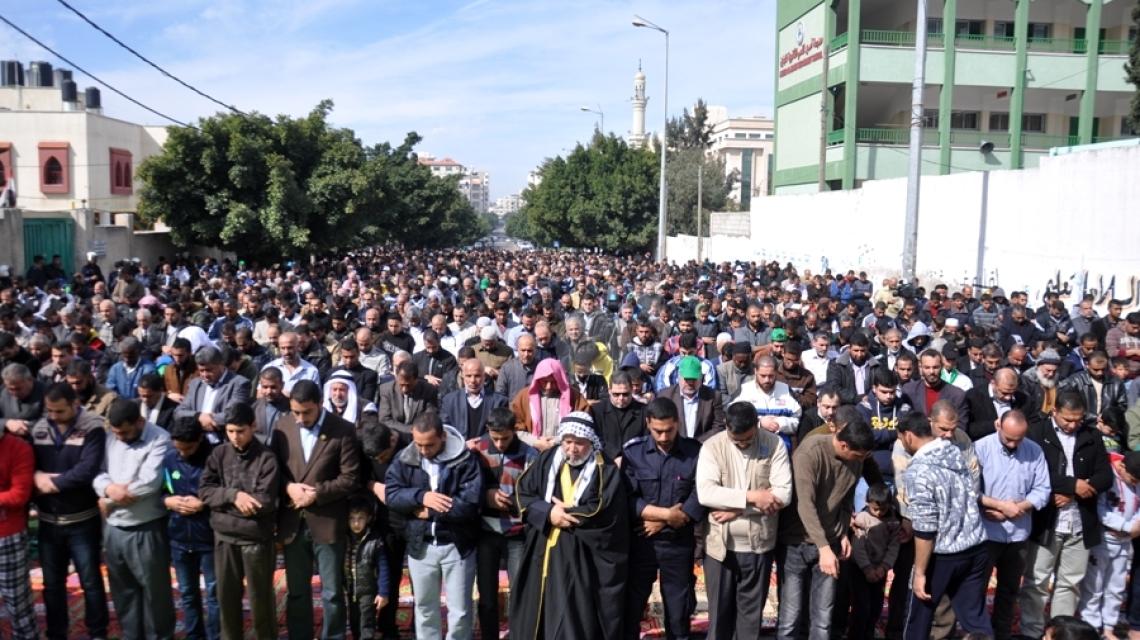 مئات الغزيين يصلون الجمعة قبالة السفارة المصرية