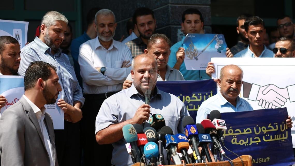 بالصور:الإعلام الحكومي بغزة ينظم وقفة تضامنية مع قناة الجزيرة