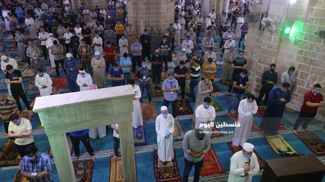 غزيًّون يؤدون أول صلاة جمعة في المساجد منذ مارس الماضي بسبب فيروس كورونا