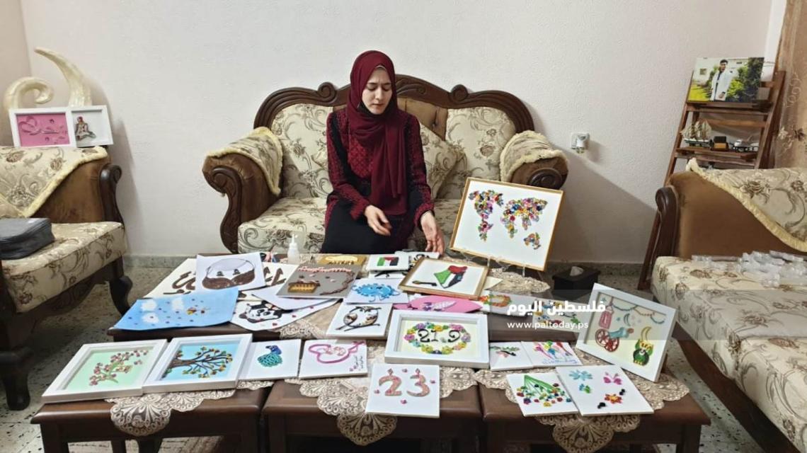 الفنانة نداء الشنطي من غزة تبدع في فن "الكويلينج" أحد الفنون الابداعية النادرة في القطاع