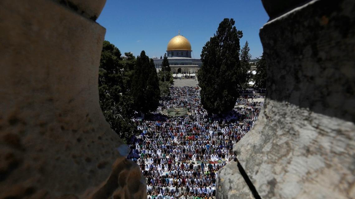  القدس - عشرات الآلاف يتوافدون إلى الاقصى لأداء "الجمعة الثانية" من رمضان.