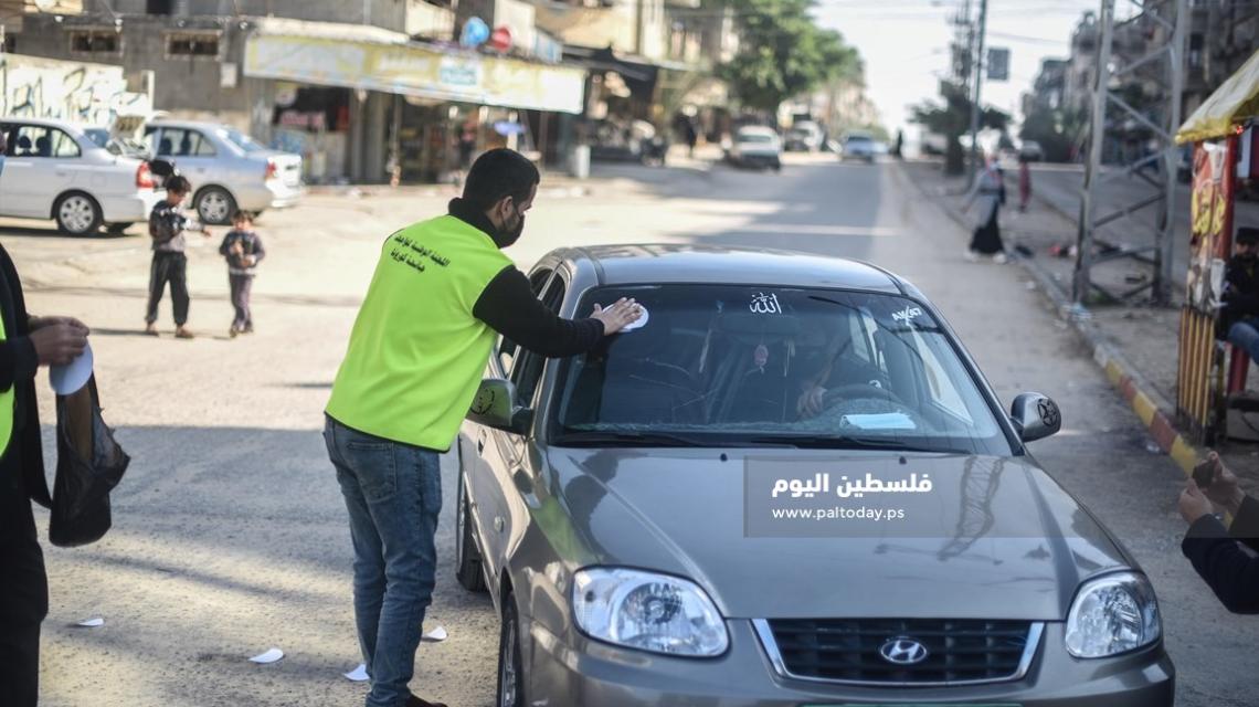 انطلاق الحملة الوطنية لمواجهة جائحة كورونا بتوزيع ملصقات على السيارات فى شوارع قطاع غزة 
