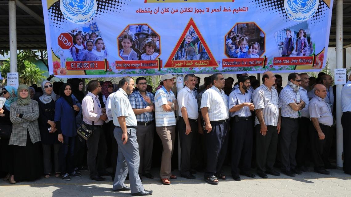 بالصور:اعتصام لموظفي الأنروا أمام مقرها الرئيسي بمدينة غزة