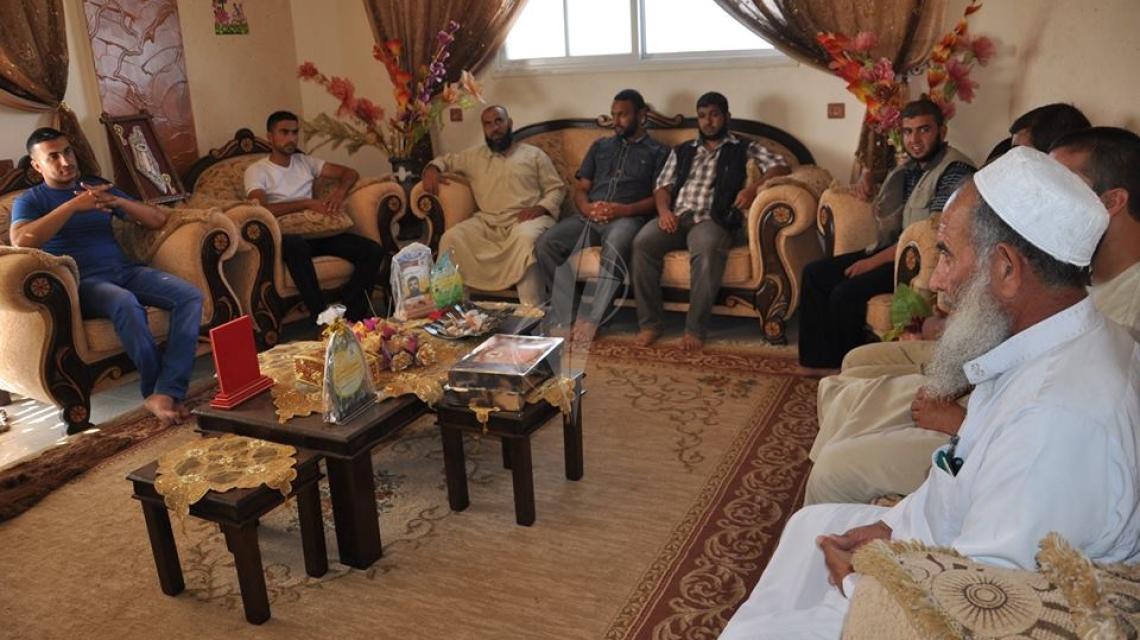 بالصور:الجهادبرفح يزور عوائل الشهداء والاسرى بحلول شهر رمضان ضمن حملة تكافل الخير