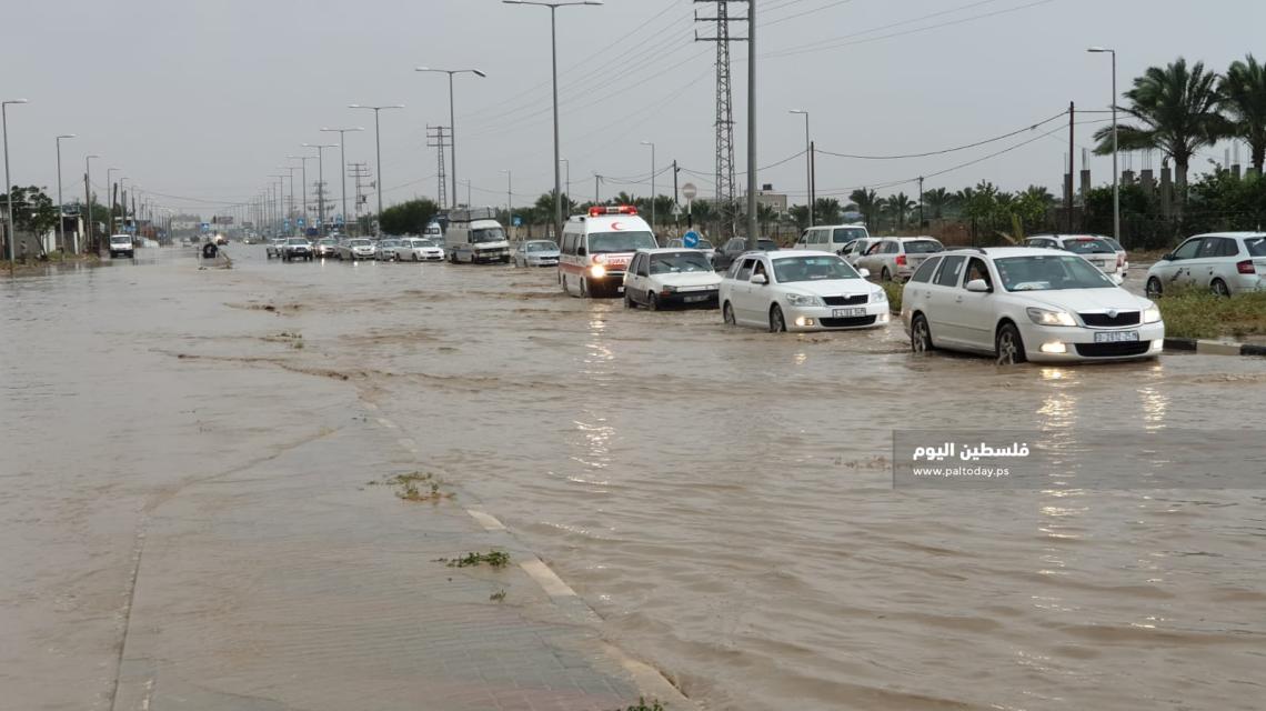 مياه الأمطار تغمر شارع صلاح الدين وسط قطاع غزة