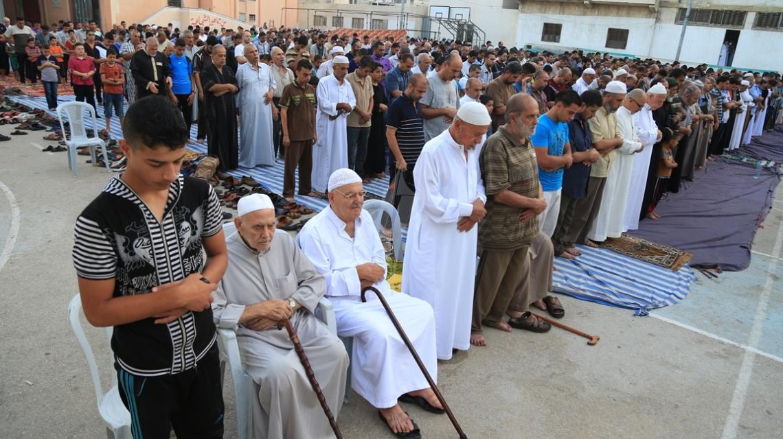 بالصور:حركة الجهاد الإسلامي وأسرة مسجد القزمري تقيم صلاة العيد بالعراء في نادي الشجاعية