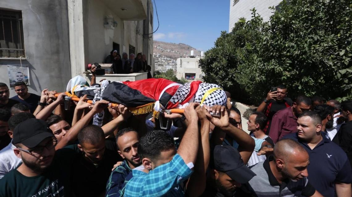  مواطنون يشيعون جثمان الشهيد محمد فوزي عدوي (36 عاما) الى مثواه الاخير في مخيم بلاطة بعد إحتجاز جثمانه لمدة 8 شهور