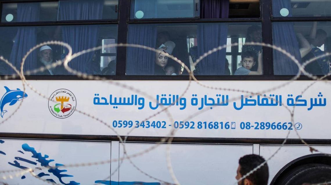 بالصور: مواطنون يتكسدون أمام معبر رفح البري استعدادا للسفر  أول يوم لفتحه
