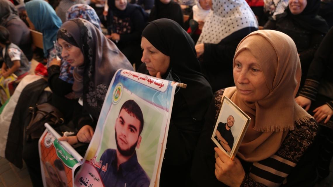 بالصور: اعتصام أهالي الأسرى الأسبوي في مقر الصليب الأحمر بغزة
