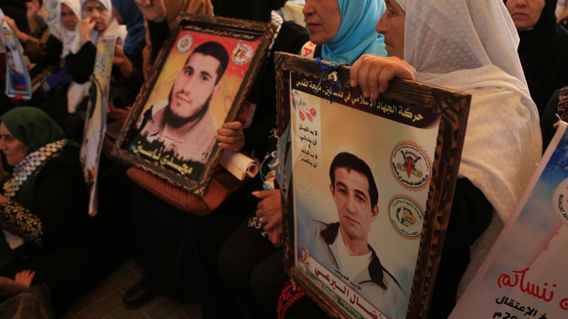 بالصور:اعتصام أهالي الأسرى في سجون الاحتلال أمام مقر الصليب الأحمر بغزة