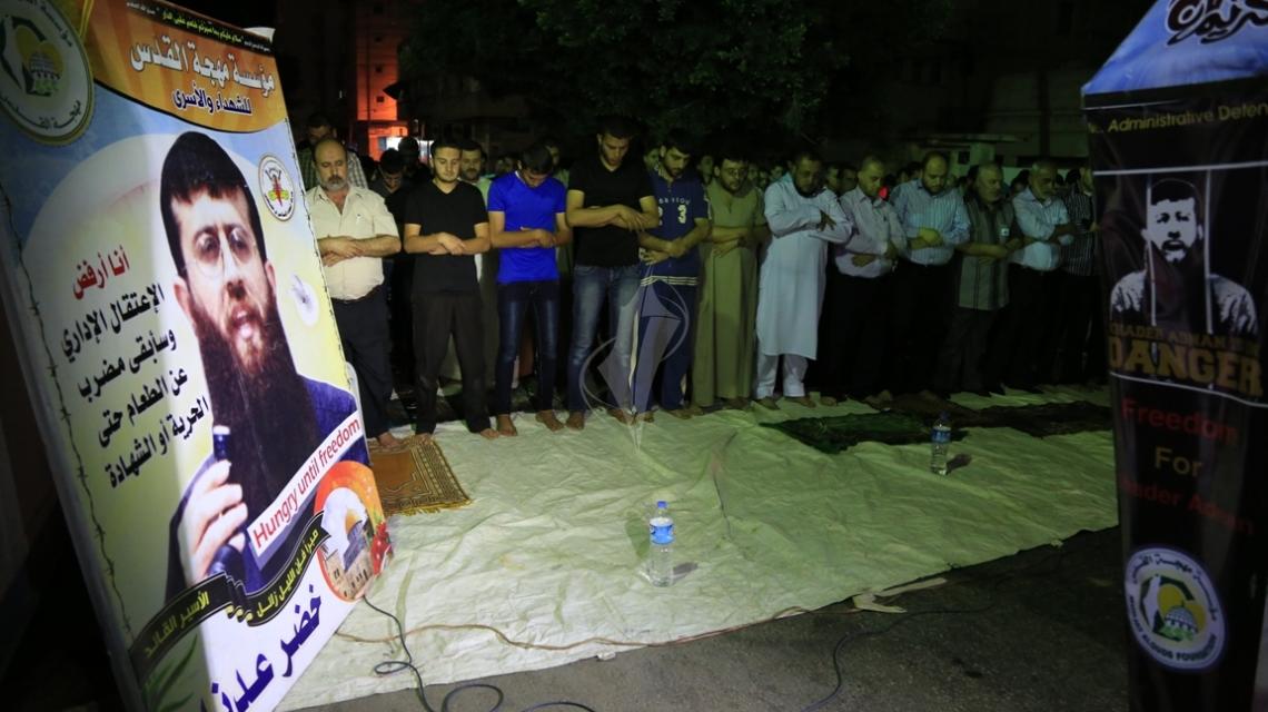 بالصور:الجهاد تقيم صلاة التراويح أمام مكتب المندوب المفوض السامي لحقوق الانسان بغزة وتضامن مع الشيخ المضرب خضر عدنان
