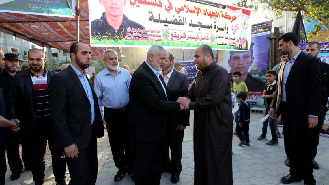 بالصور:قيادة حركة حماس بغزة  تؤدي واجب العزاء للشهيد كامل قريقع أحد مجاهدي سرايا القدس في  وحدة الهندسة والتصنيع الحربي
