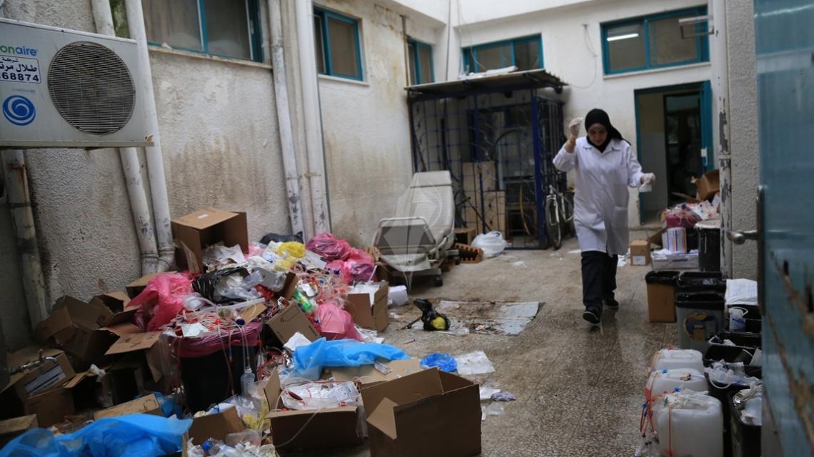 بالصور:إضراب الأطباء والطواقم الطبية، بسبب تراكم القاذروات جراء استمرار إضراب شركات النظافة