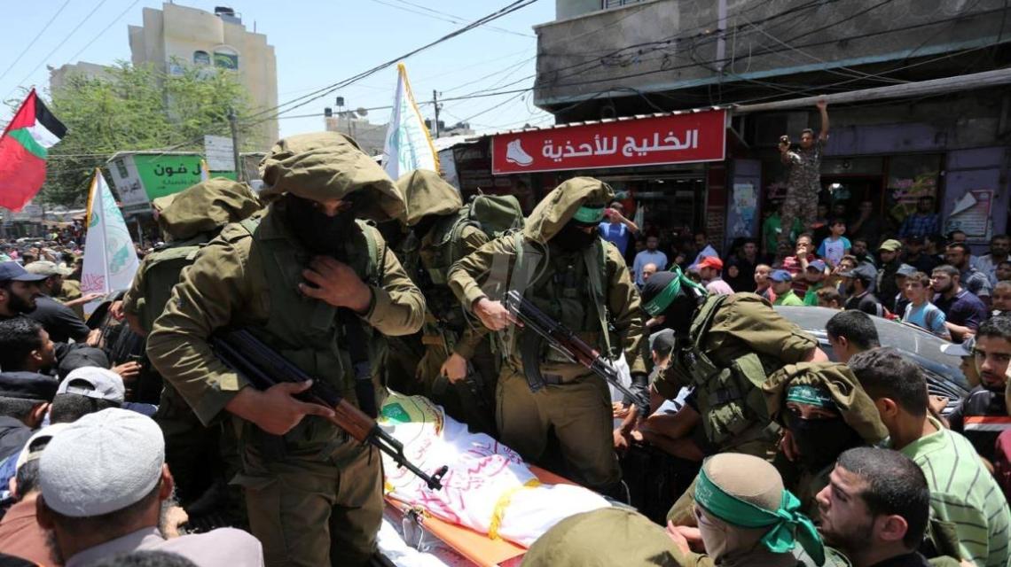 بالصور:القسام يشيّع أحد قادته في مدينة رفح جنوب قطاع غزة