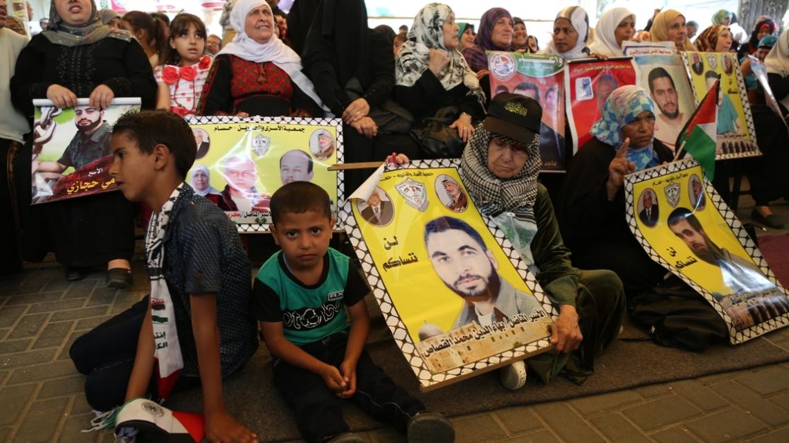 بالصور:اعتصام اهالى الاسرى امام الصليب الاحمر بمدينة غزة