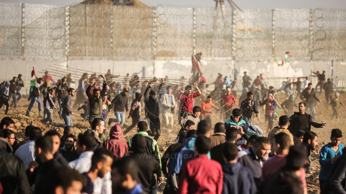 مواجهات بين الشبان الفلسطينيين وقوات الاحتلال الإسرائيلي خلال فعاليات مسيرة العودة