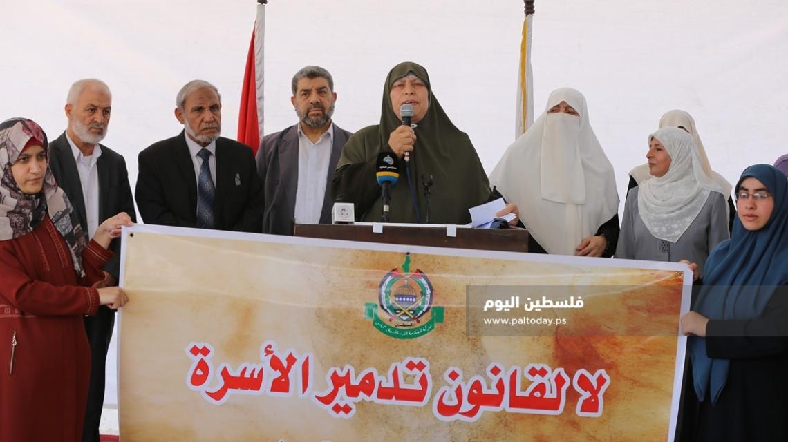 وقفة نسائية في غزة رفضاً لـ"قانون حماية الأسرى" داخل مقر المجلس التشريعي