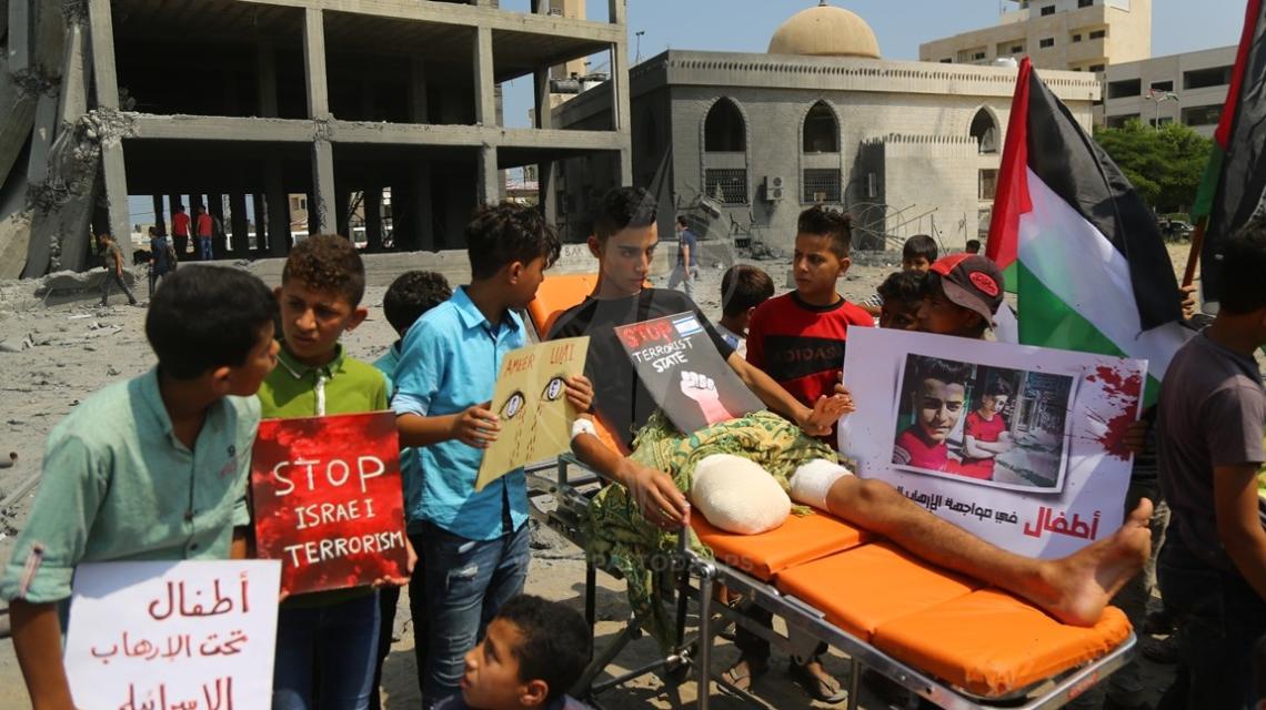 مصابوا مسيرات العودة من الأطفال في وقفة احتجاجية أمام مقر الكتيبة المدمر أمس ضد استهداف الأطفال المدنيين في غزة