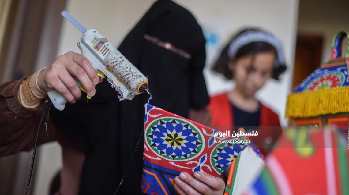 "أسرة الفوانيس".تستغل الحجر المنزلي و تصنع فوانيس رمضان . 