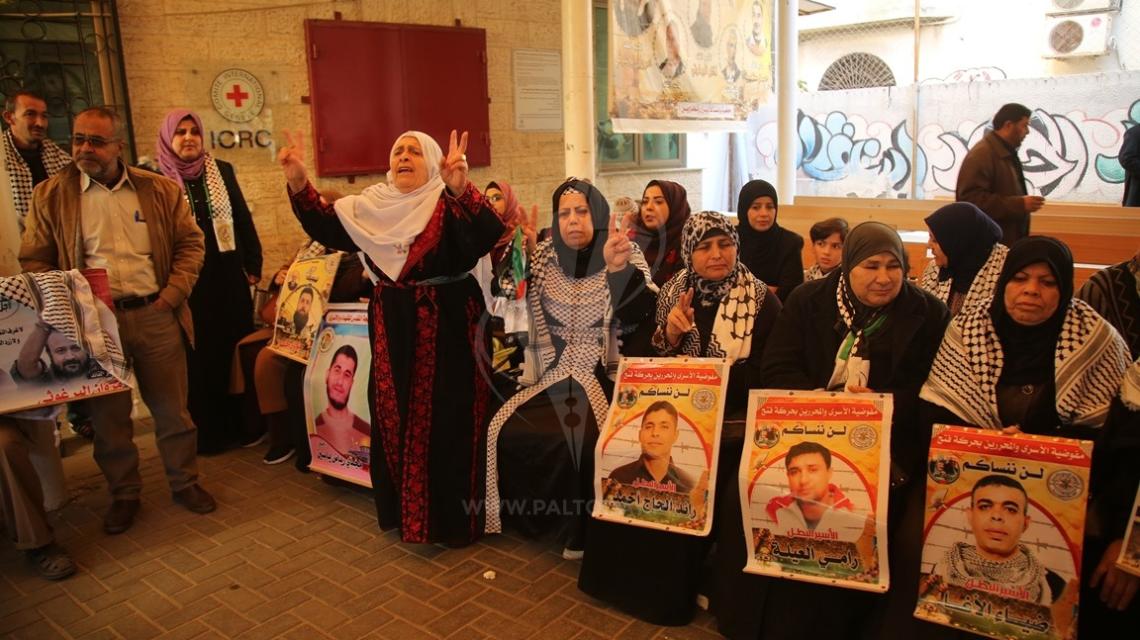 اعتصام اهالى الاسرى امام مقر الصليب الاحمر بمدينة غزة