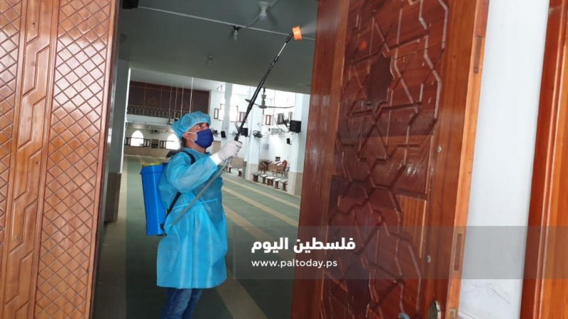حملة تعقيم بمساجد خان يونس استعدادا للسماح بأداء الصلاة ضمن إجراءات الوقاية