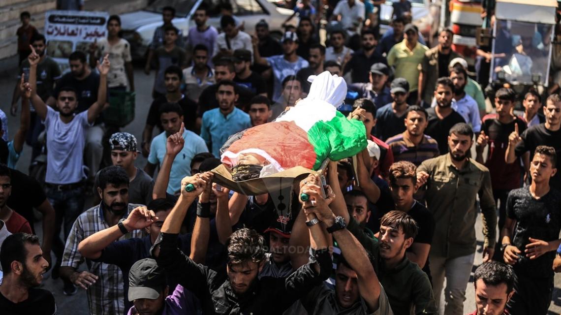 آلاف الفلسطينيين يُشيّعون جثمان الشهيد عماد اشتيوي الذي استشهد برصاص الاحتلال