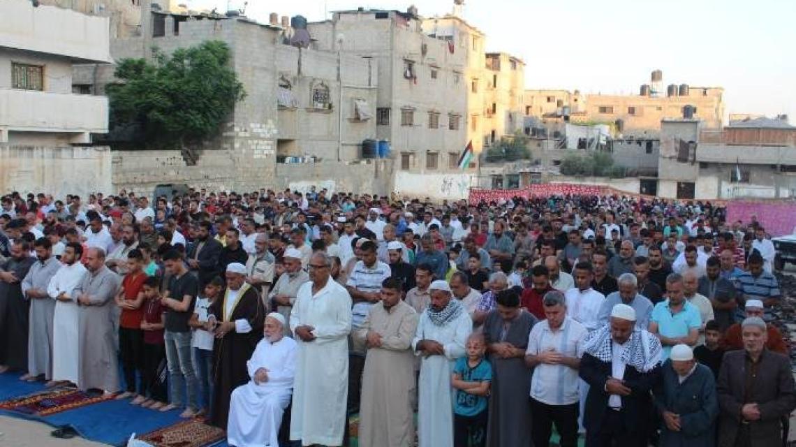 بدعوة من الجهاد .. آلاف المواطنين يؤدون صلاة العيد في جميع مناطق قطاع غزة