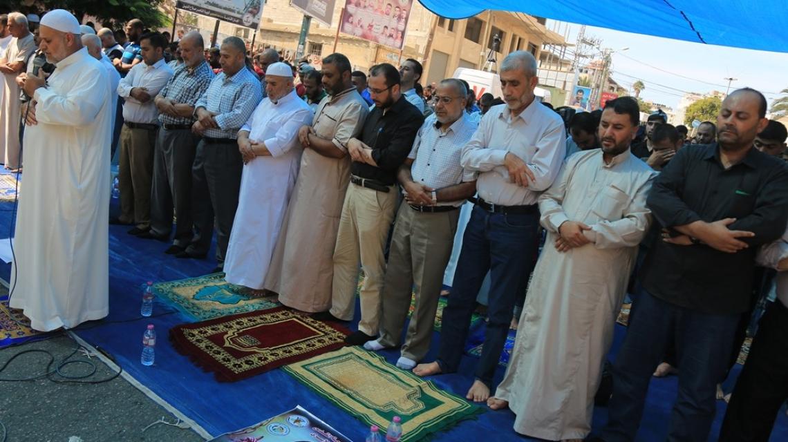 غزة :الجهاد تقيم صلاة الجمعة امام مقر الصليب الاحمر للتضامن مع القيادي المضرب عن الطعام طارق قعدان