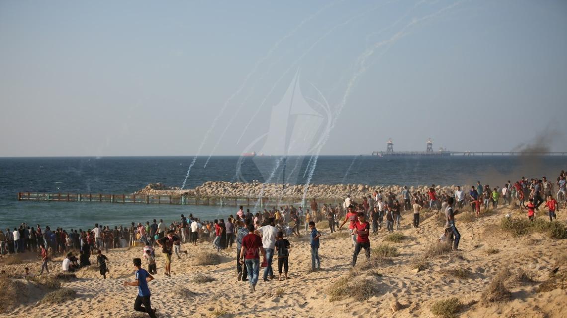 متظاهرون فلسطينيون يشاركون في مسيرات العودة قرب بوابة زيكيم العسكرية شمال غزة
