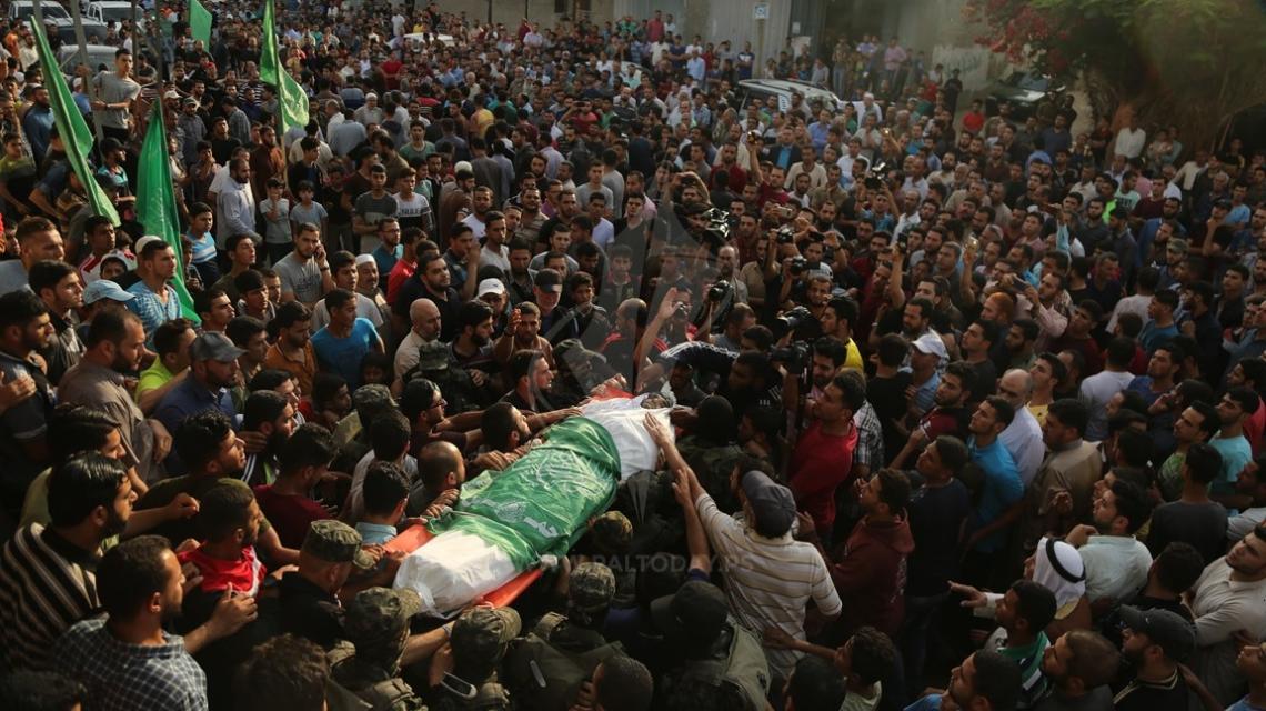 جماهير غفيرة تشيع جثمان الشهيد محمد الرضيع الذي استشهد في قصف إسرائيلي شمال القطاع