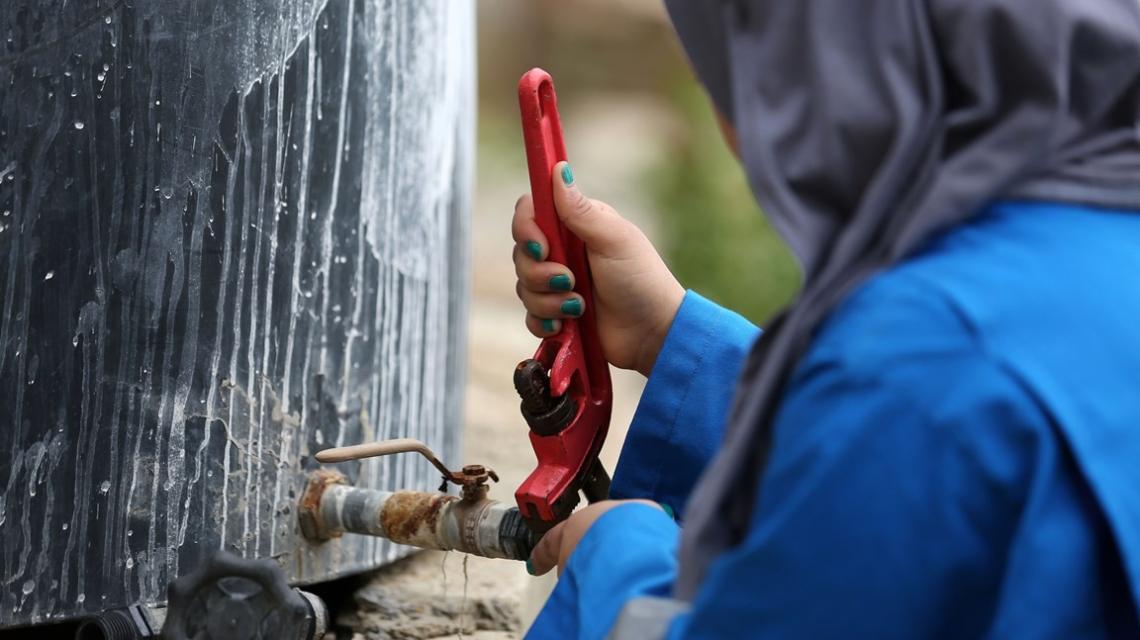 الفتاة نورا سبيتان(23 عاما)، تحترف مهنة "السباكة" في قرية الجفتلك شمال مدينة أريحا.