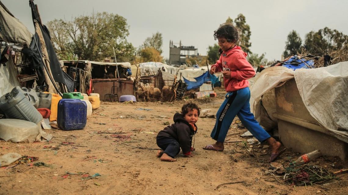 أطفالٌ فلسطينيون يلعبون امام منزل عائلتهم في منطقة فقيرة جنوب حي الزيتون شرق غزة