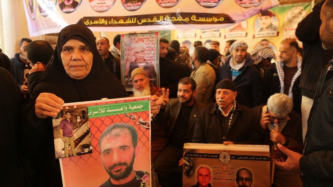 اعتصام اهالى الاسرى امام مقر الصليب الاحمر بمدينة غزة