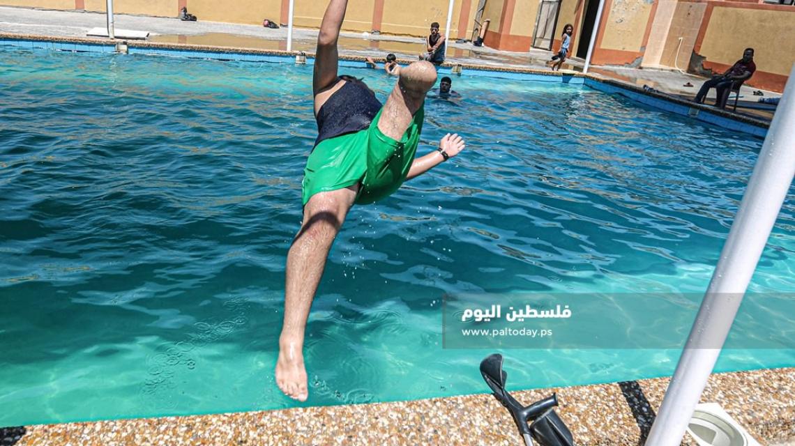 أشخاص من ذوي الاحتياجات الخاصة يتدربون على السباحة