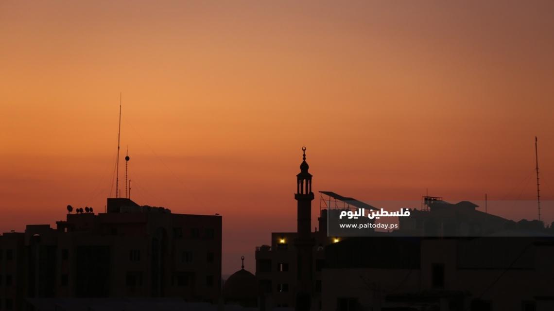 غزة:شروق الشمس  مع بداية صباح يوم الجمعة