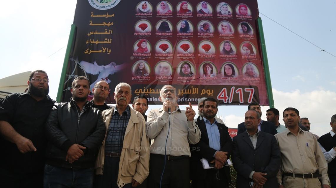 مهجة القدس تنصب جدارية للأسرى والأسيرات وسط مدينة غزة