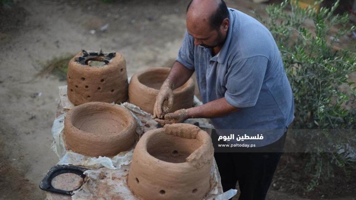 في خانيونس .. " مهند النجار " يستثمر الحجر المنزلي في صناعة أفران الطين . 
