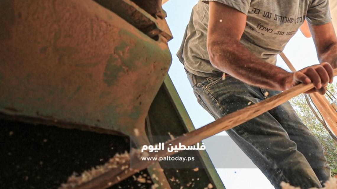تحويل  بقايا الخشب إلى نشارة  و بيعها في السوق لأصحاب مزارع تربية الدواجن