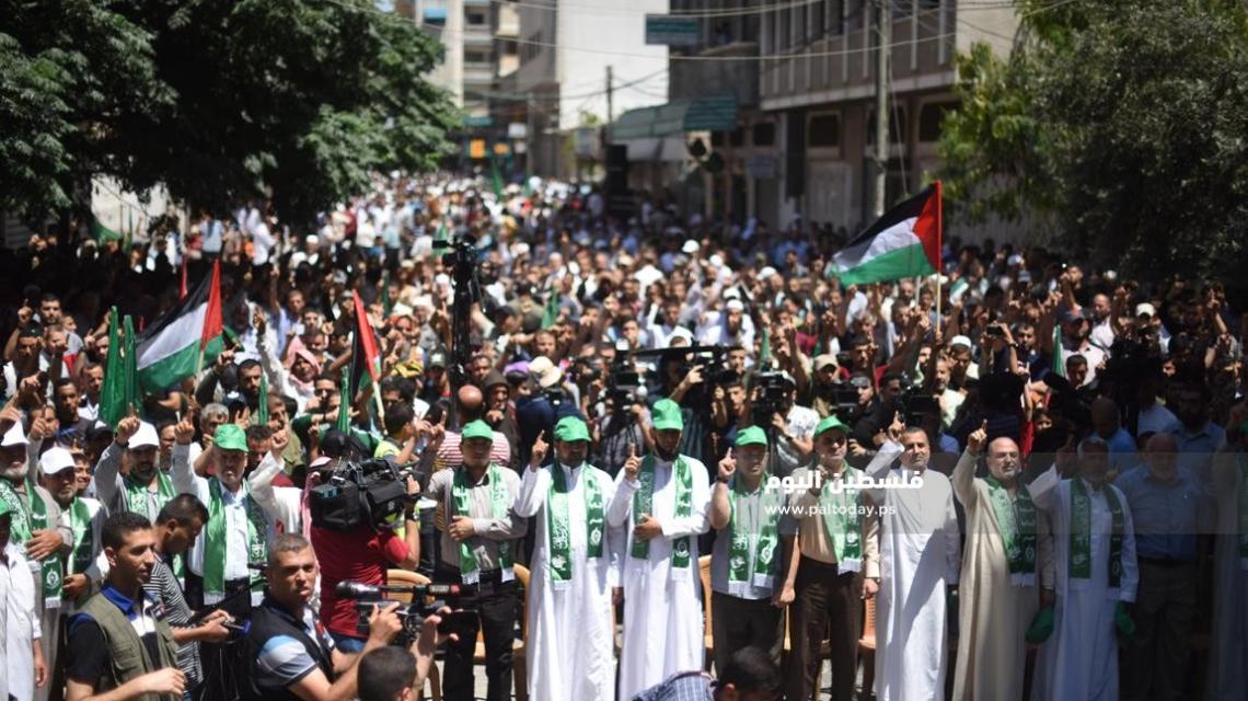 حماس بخان يونس تنظم مسيرةً حاشدةً رفضاً لقرار الضم