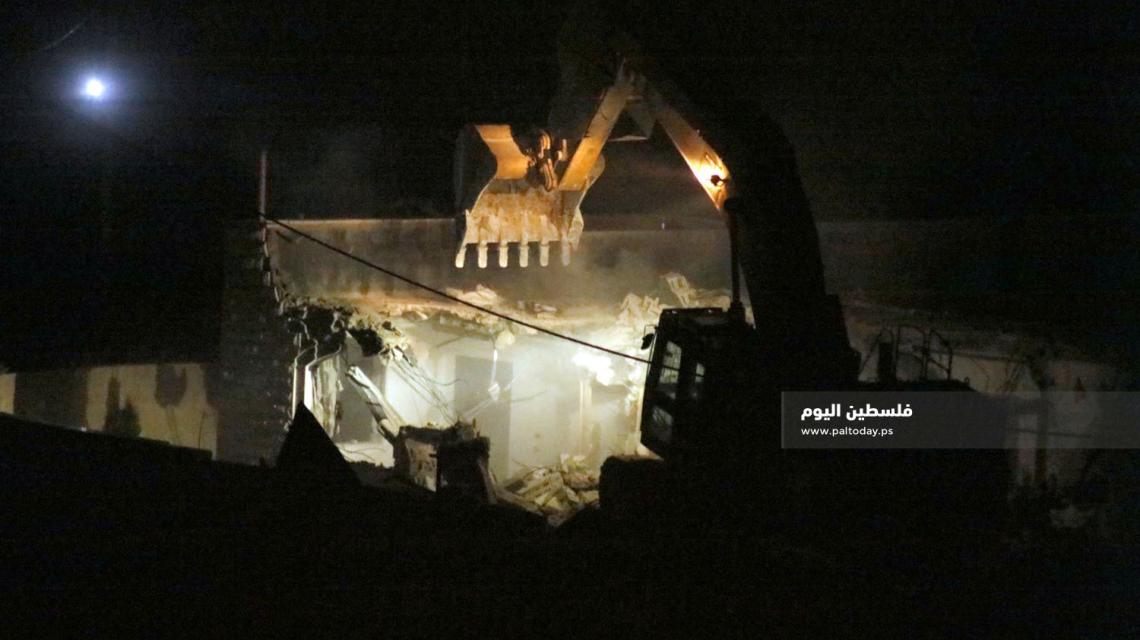 جنين - جرافات الاحتلال تشرع بهدم منزل الاسير احمد قنبع في مدينة جنين.