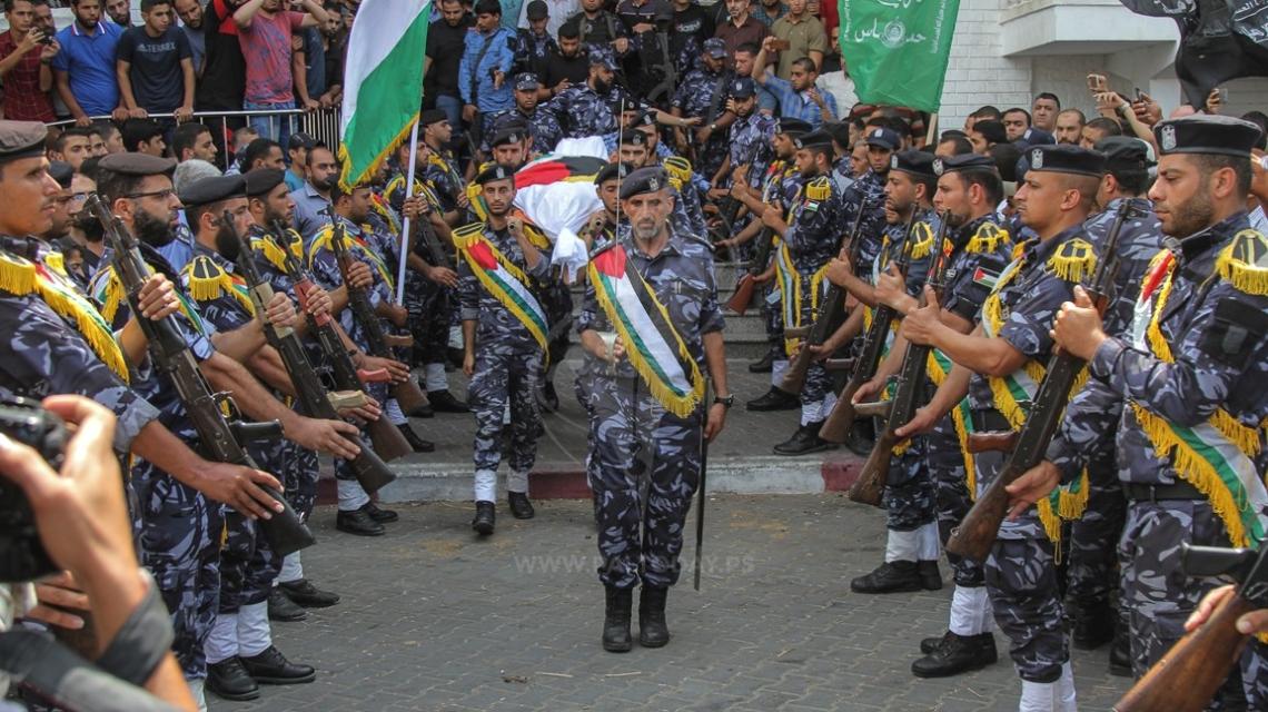 الشرطة الفلسطينية بغزة  تودع الشهيد العقيد عبد الرحيم عباس بجنازة عسكرية