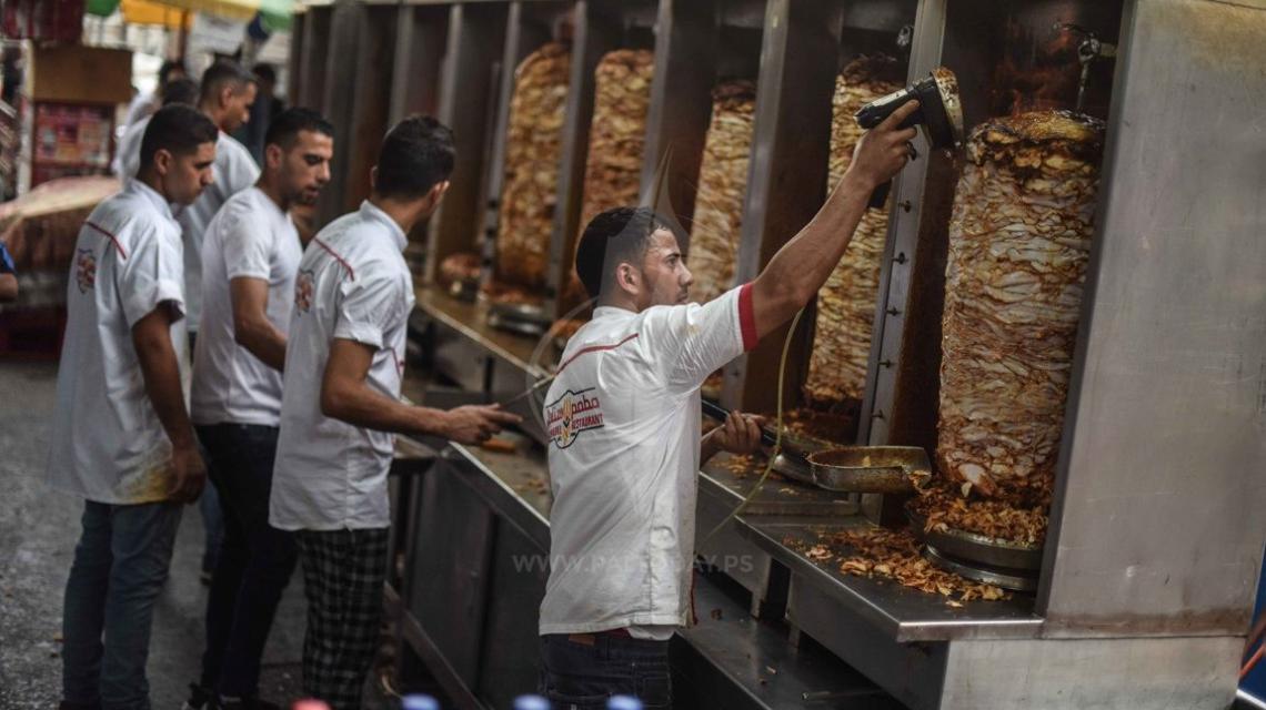 " الشاورما " من طقوس العيد فى غزة