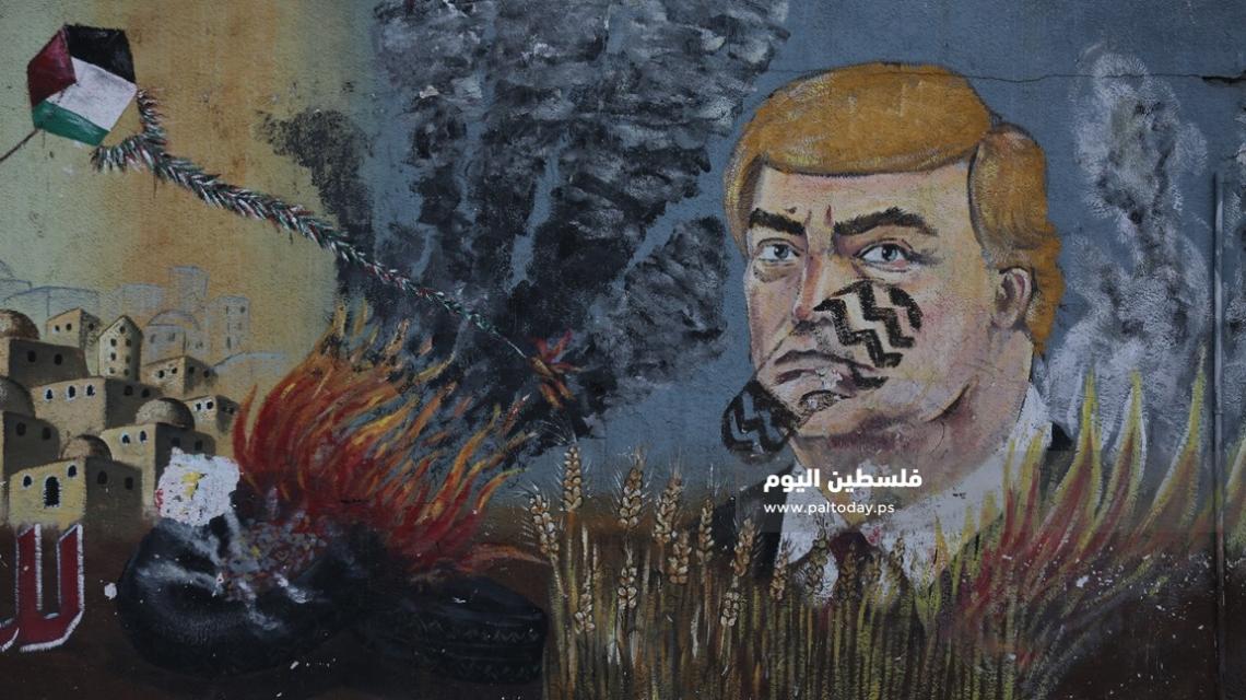 فلسطيني يهين ترامب برسم جدارية وسط مدينة غزة ضمن حملة قاطع عدوك