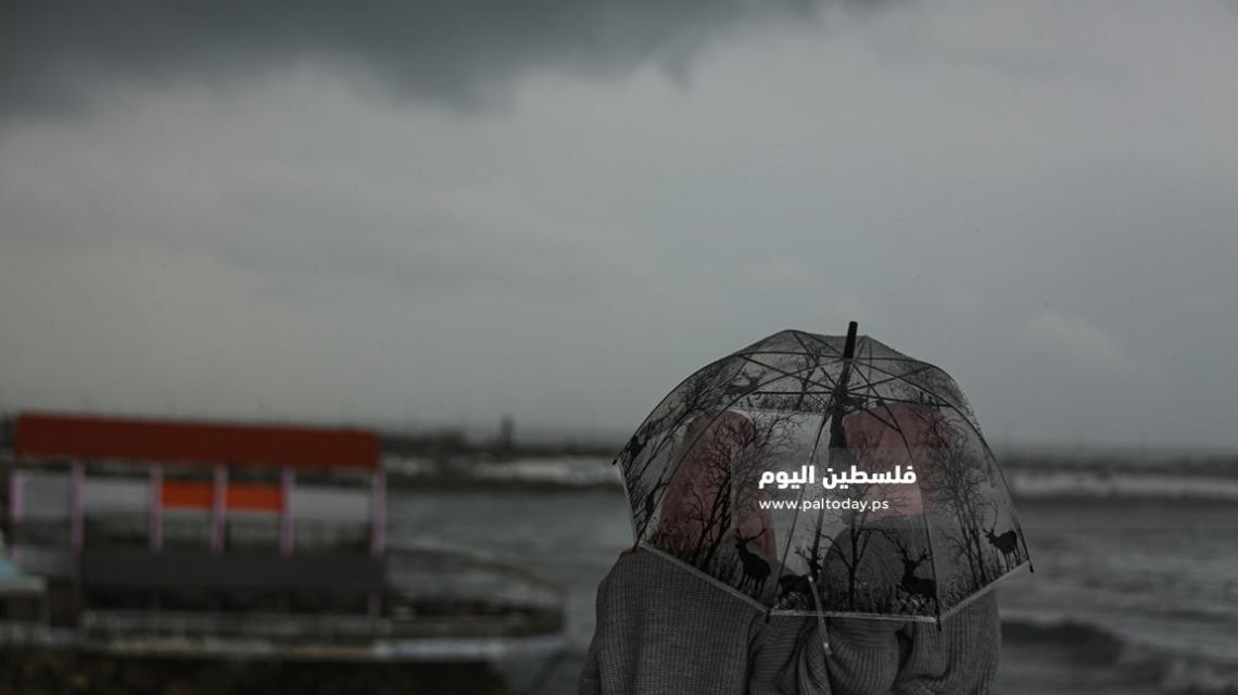 الغزيون يقضون أوقاتهم تحت الأمطار في ظل اجواء باردة