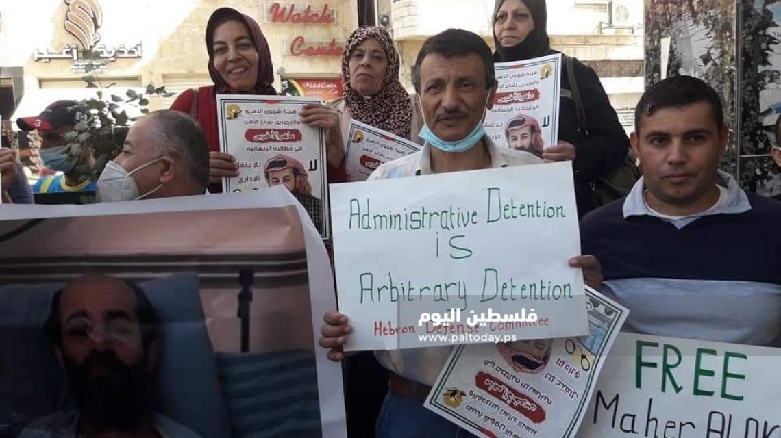 وقفة تضامنية مع الاسير المضرب عن الطعام في سجون الاحتلال ماهر الاخرس بمدينة الخليل
