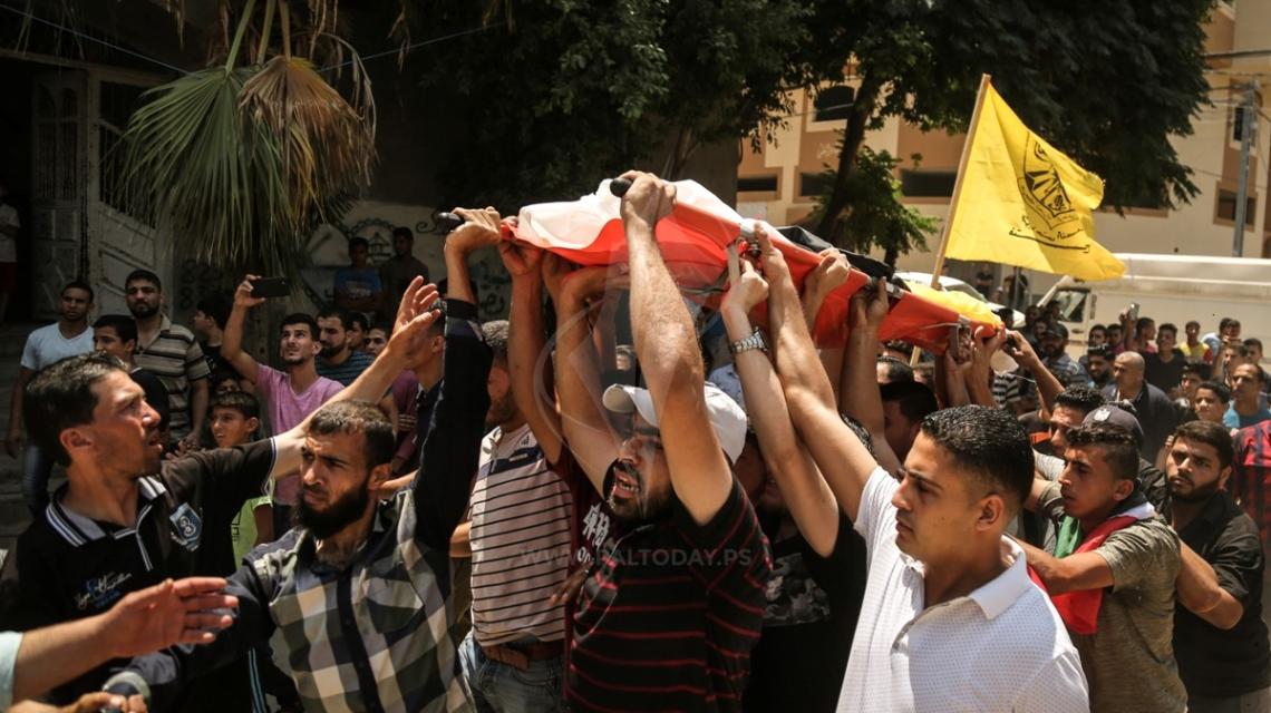 تشييع جثمان الشهيد الطفل محمود الغرابلي متأثراً بجراحه شرق غزة في يوم النكبة