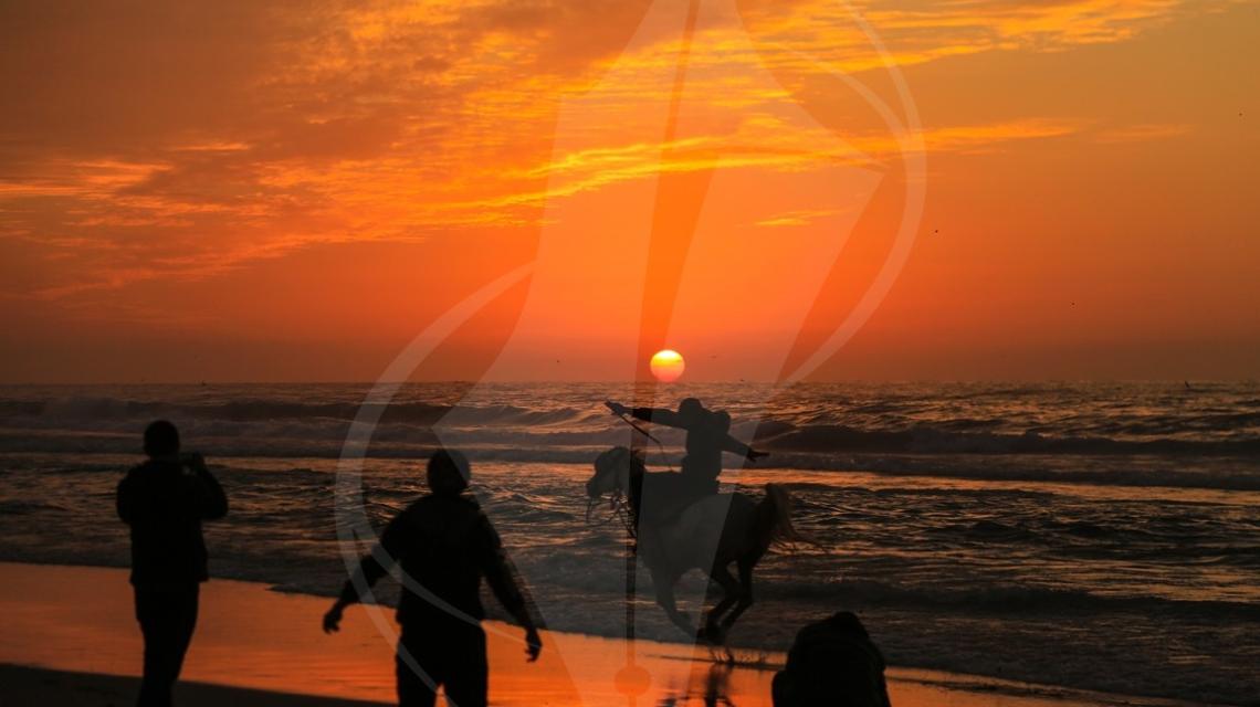 غزيون يلهون على شاطئ بحر غزة رغم الأجواء الباردة
